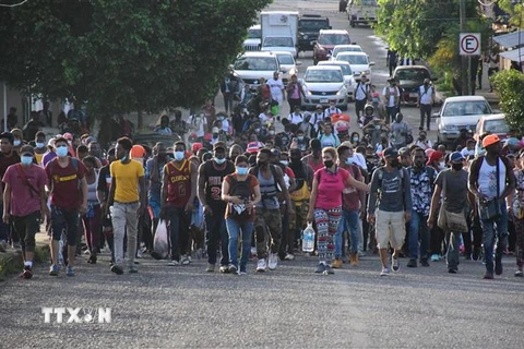 Người di cư tại khu vực Tapachula, bang Chiapas, miền nam Mexico, trong hành trình tới Mỹ ngày 4/9/2021. (Ảnh: THX/TTXVN)