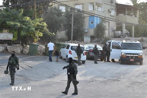Cảnh sát Israel truy tìm tù nhân Palestine trốn khỏi một nhà tù tại Na'ura, Israel, ngày 7/9. (Ảnh: THX/TTXVN)