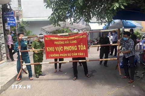 Lực lượng chức năng khẩn trương phong tỏa ổ dịch COVID-19 tại tổ 18, khu vực 4, phường Hải Cảng, thành phố Quy Nhơn. (Ảnh: Nguyên Linh/TTXVN)