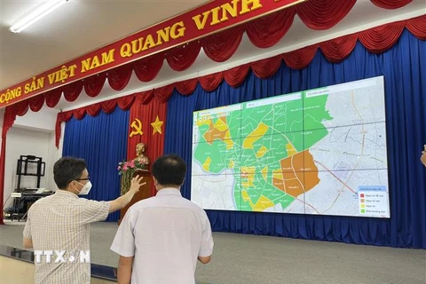 Phó Thủ tướng Chính phủ Vũ Đức Đam xem bản đồ xanh của thành phố Thủ Dầu Một. (Ảnh: Huyền Trang/TTXVN)