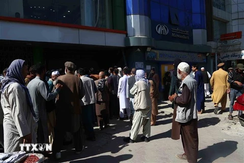 Người dân chờ rút tiền bên ngoài một ngân hàng ở Kabul, Afghanistan, ngày 15/9. (Ảnh:THX/TTXVN)