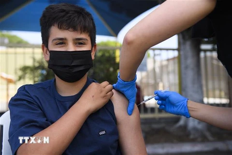 Tiêm vaccine ngừa COVID-19 của Hãng Pfizer cho trẻ em 13 tuổi tại Los Angeles, California (Mỹ) ngày 14/5. (Ảnh: AFP/TTXVN)