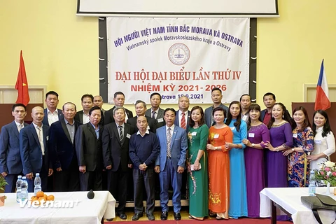 Ban Chấp hành Hội người Việt Nam vùng Bắc Morava và thành phố Ostrava nhiệm kỳ 2021-2026. (Ảnh: Hồng Kỳ/Vietnam+)