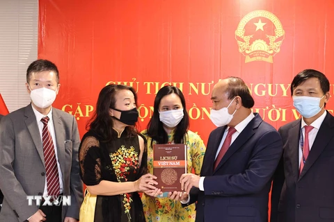 Chủ tịch nước Nguyễn Xuân Phúc tặng sách Lịch sử Việt Nam cho Khoa Việt Nam học, Đại học Columbia (New York, Hoa Kỳ). 