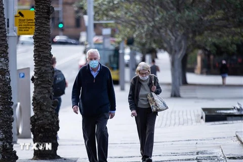 Người dân đeo khẩu trang phòng lây nhiễm COVID-19 tại Sydney, Australia. (Ảnh: THX/TTXVN)