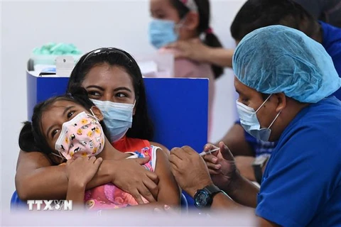  Nhân viên y tế tiêm vaccine ngừa COVID-19 cho trẻ em trong độ tuổi từ 6-11 tại San Salvador, El Salvador ngày 22/9/2021. (Ảnh: AFP/TTXVN)