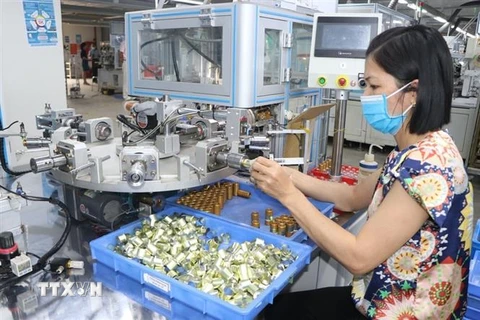 Hoạt động sản xuất tại Công ty TNHH Điện tử POYUN Việt Nam. (Ảnh: Mạnh Minh/TTXVN)