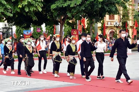 Đồng bào các dân tộc huyện Bắc Sơn diễu hành mừng lễ kỷ niệm. (Ảnh: Thái Thuần/TTXVN)