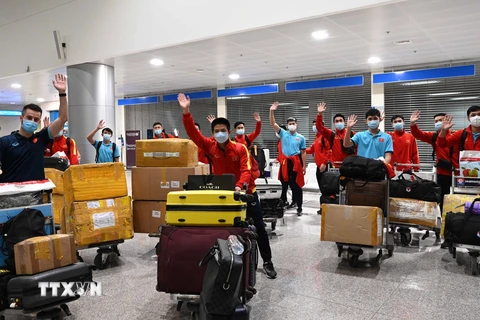 Các tuyển thủ đội tuyển futsal Việt Nam tại sân bay quốc tế Tân Sơn Nhất (Thành phố Hồ Chí Minh). (Ảnh: TTXVN)