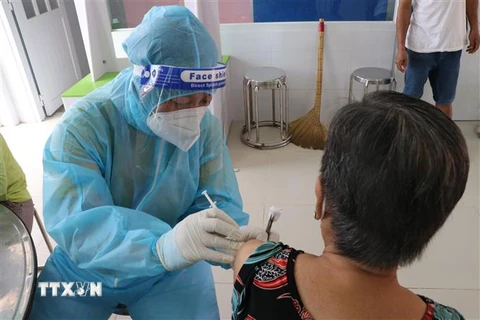 Người dân phường "vùng xanh" Tương Bình Hiệp, thành phố Thủ Dầu Một, tỉnh Bình Dương tiêm vaccine phòng ngừa COVID-19. (Ảnh: Chí Tưởng/TTXVN)