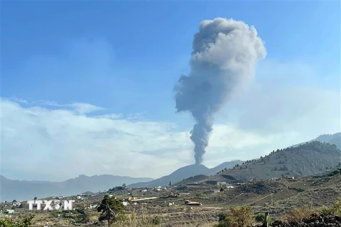 Tro bụi phun lên từ miệng núi lửa Cumbre Vieja trên đảo Canary ở La Palma, Tây Ban Nha, ngày 27/9. (Ảnh: AFP/TTXVN)