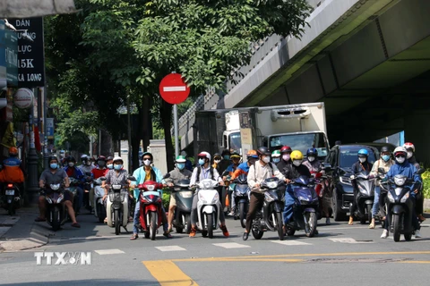 Đông đúc người xe tại giao lộ đường Nguyễn Tri Phương - đường 3/2 Quận 10, Tp. Hồ Chí Minh. (Ảnh: Thanh Vũ/TTXVN)