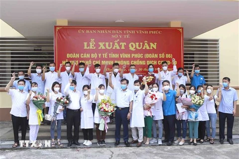 Đoàn cán bộ y bác sỹ của Vĩnh Phúc lên đường tham gia hỗ trợ Thành phố Hồ Chí Minh chống dịch. (Ảnh: Hoàng Hùng/TTXVN)