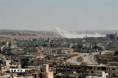 Khói bốc lên sau các cuộc giao tranh giữa quân đội chính phủ Syria và lực lượng phiến quân tại Daraa, ngày 30/8/2021. (Ảnh: THX/TTXVN)