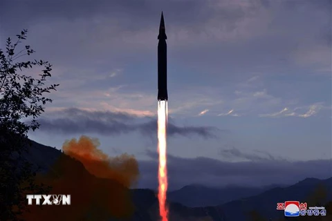 Vụ phóng thử tên lửa siêu thanh mới Hwasong-8 tại Toyang-ri, thuộc huyện Ryongrim, tỉnh Jagang, Triều Tiên, ngày 28/9/2021. (Ảnh: YONHAP/TTXVN)