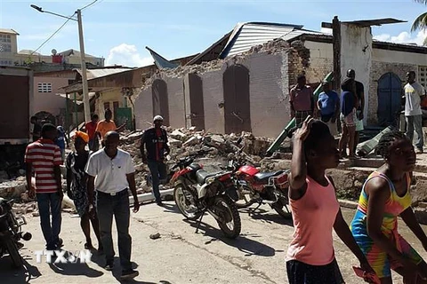 Những căn nhà bị phá hủy sau trận động đất có độ lớn 7,2 ở Jeremie, Tây Nam Haiti ngày 14/8/2021. (Ảnh: AFP/TTXVN)