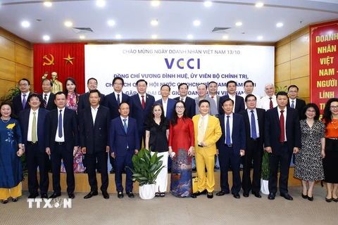 Chủ tịch Quốc hội Vương Đình Huệ với đại diện doanh nhân Việt Nam và các đại biểu. (Ảnh: Doãn Tấn/TTXVN)