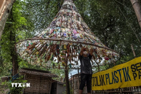 Nhằm gửi đi thông điệp về cuộc khủng hoảng rác thải nhựa đang ngày một trầm trọng hơn trên các đại dương, các nhà bảo vệ môi trường ở Indonesia đã lập ra một bảo tàng được làm hoàn toàn bằng nhựa tại thị trấn Gresik ở phía Đông đảo Java của Indonesia. 