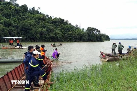Lực lượng chức năng huy động phương tiện của những hộ dân sinh sống quanh khu vực lòng hồ thủy điện Plei Krông (thôn 3, xã Hà Mòn, huyện Đăk Hà, tỉnh Kon Tum) để tìm kiếm 2 nạn nhân bị mất tích. (Ảnh: Khoa Chương/TTXVN)
