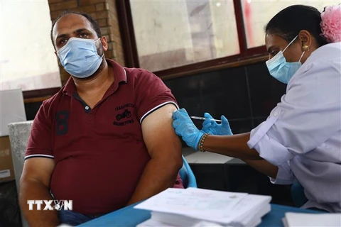 Nhân viên y tế tiêm vaccine phòng COVID-19 cho người dân tại Cairo, Ai Cập, ngày 26/9/2021. (Ảnh: THX/ TTXVN)
