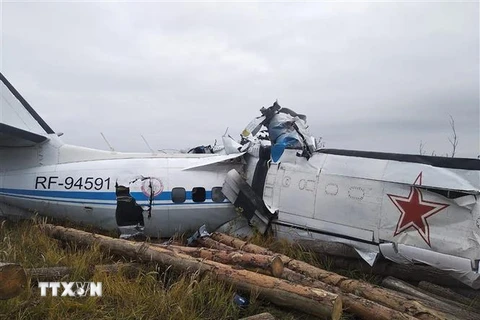 Những mảnh vỡ của chiếc máy bay L-410 gặp nạn tại nước Cộng hòa Tatarstan thuộc Liên bang Nga, ngày 10/10/2021. (Ảnh: AFP/TTXVN)