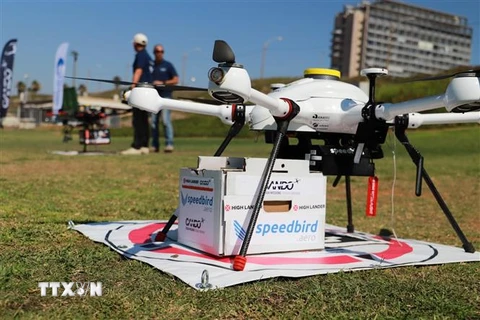 Một trong những chiếc drone của công ty High-Lander tham gia vận chuyển hàng. (Ảnh Vũ Hội/TTXVN)