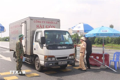 Các xe chở hàng xuất phát từ các địa phương đang thực hiện giãn cách xã hội được yêu cầu vào test nhanh COVID-19 trước khi vào Quảng Ninh ngày 8/10. (Ảnh: Thanh Vân/TTXVN)