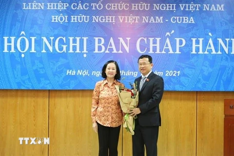 Trưởng ban Tổ chức Trung ương Trương Thị Mai tặng hoa chúc mừng đồng chí Vũ Hải Hà, Chủ tịch Hội Hữu nghị Việt Nam-Cuba. (Ảnh: TTXVN)