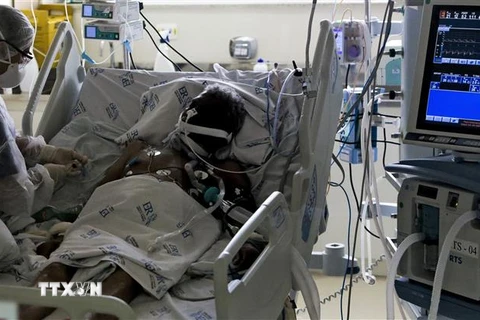 Điều trị cho bệnh nhân nhiễm COVID-19 tại bệnh viện ở Sao Paulo, Brazil. (Ảnh: AFP/TTXVN)