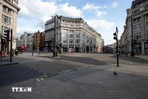Cảnh vắng lặng trên đường phố thủ đô London, Anh khi lệnh giãn cách được ban bố nhằm ngăn dịch COVID-19 lây lan, ngày 3/4/2020. (Ảnh minh họa: Getty Images/TTXVN)