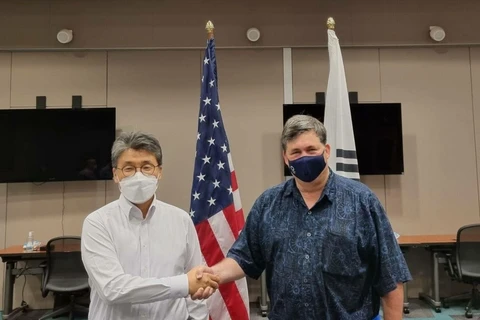 Vụ trưởng Vụ Bắc Mỹ của Bộ Ngoại giao Hàn Quốc Ko Yun-ju và Phó trợ lý Ngoại trưởng Mỹ về Nhật Bản và Hàn Quốc Mark Lambert. (Nguồn: koreaherald.com)