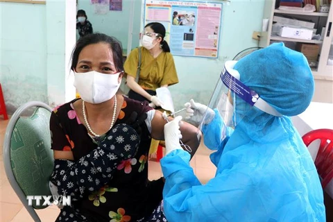 Cán bộ y tế phường 5, thành phố Đông Hà, Quảng Trị tiêm vaccine phòng COVID-19 cho người dân. (Ảnh: Nguyên Lý/TTXVN)
