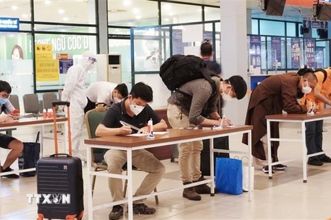 Trong bối cảnh dịch COVID-19, các du khách tới Quảng Bình thực hiện nghiêm các quy định phòng, chống dịch, khai báo y tế và tuân thủ 5K. (Ảnh: Võ Dung/TTXVN)
