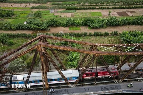 Tàu khách LP6 xuất phát Hải Phòng đi qua cầu Long Biên vào Ga Long Biên sáng 13/10. (Ảnh: Thành Đạt/TTXVN)