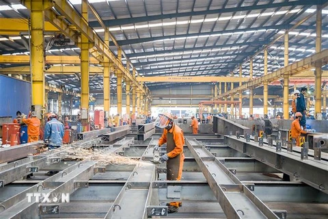 Công nhân lao động Công ty cổ phần Cơ khí xây dựng thương mại Đại Dũng tại khu Công nghiệp An Hạ, huyện Bình Chánh. (Ảnh minh họa: Thanh Vũ/TTXVN)