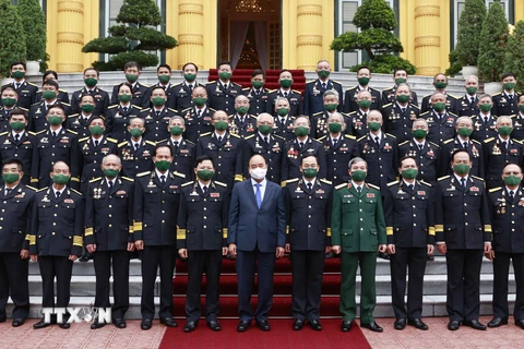 Chủ tịch nước Nguyễn Xuân Phúc với các đại biểu tại buổi gặp mặt. (Ảnh: Thống Nhất/TTXVN)