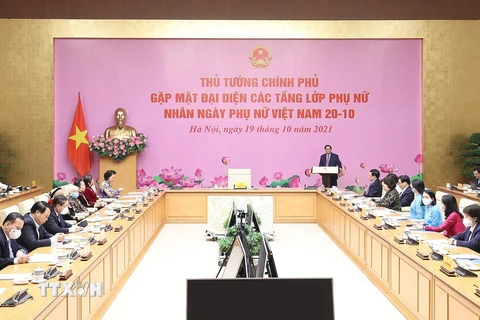 Thủ tướng Phạm Minh Chính gặp mặt các đại biểu phụ nữ tiêu biểu. (Ảnh: Dương Giang/TTXVN)