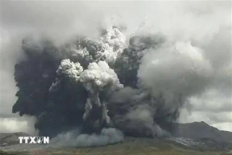 Núi lửa Aso ở phía Tây Nam Nhật Bản phun cột tro bụi ngày 20/10. (Ảnh: AFP/TTXVN)