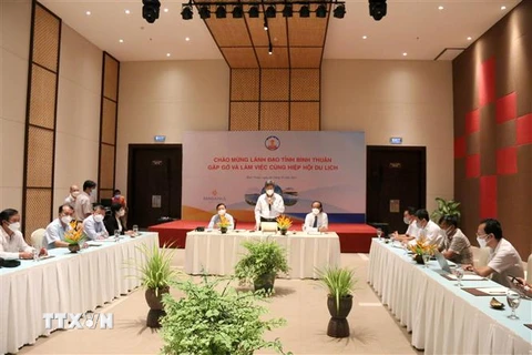 Quang cảnh buổi làm việc của Ủy ban nhân dân tỉnh Bình Thuận với Hiệp hội Du lịch tỉnh. (Ảnh: Nguyễn Thanh/TTXVN)