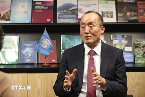 Tiến sỹ Kidong Park, Trưởng Đại diện WHO tại Việt Nam trả lời phỏng vấn của phóng viên Thông tấn xã Việt Nam. (Ảnh: Minh Quyết/TTXVN)
