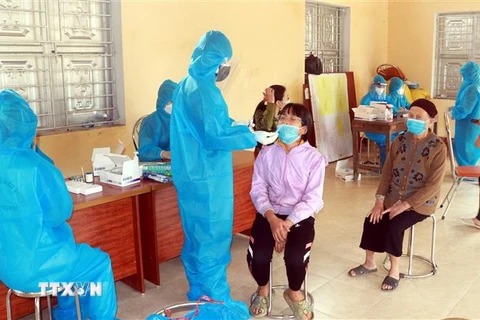 Lấy mẫu xét nghiệm sàng lọc SARS-CoV-2 cho người dân xã Yên Dương, huyện Ý Yên, tỉnh Nam Định. (Ảnh: Nguyễn Lành/TTXVN)