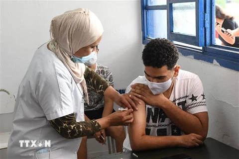 Nhân viên y tế tiêm vaccine ngừa COVID-19 tại Tunis, Tunisia. (Ảnh: THX/TTXVN)