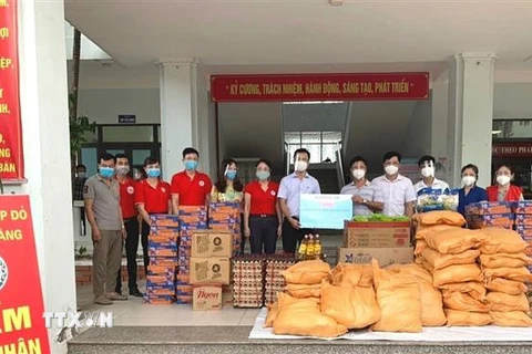 Hội Chữ thập Đỏ huyện Gia Lâm trao phần hỗ trợ tới người dân có hoàn cảnh khó khăn và lực lượng tuyến đầu chống dịch của xã Bát Tràng tháng 8/2021. (Ảnh minh họa: TTXVN phát)