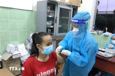 Triển khai tiêm vaccine cho người dân trên địa bàn thị xã Tân Uyên, tỉnh Bình Dương. (Ảnh: Chí Tưởng/TTXVN)