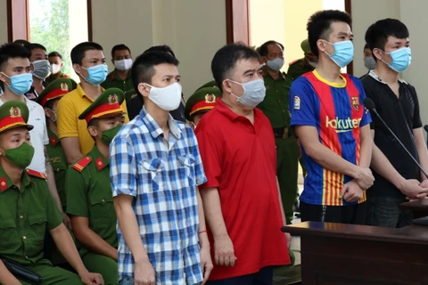 Duy và Minh (hàng đầu, từ trái qua) cùng các bị cáo tại phiên tòa. (Nguồn: cand.com.vn)