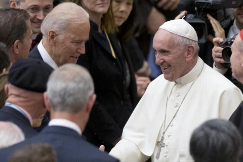 Ông Biden và Giáo hoàng Francis trong cuộc gặp năm 2016. (Nguồn: AP)