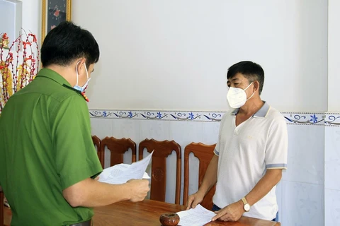 Cơ quan Cảnh sát điều tra đọc lệnh bắt tạm giam Nguyễn Văn Võ. (Nguồn: Vietnamnet)