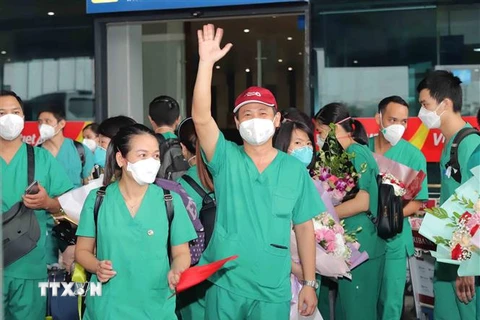 Các y bác sỹ Hải Phòng phấn khởi khi hoàn thành công tác phòng, chống dịch tại thành phố Hồ Chí Minh trở về. (Ảnh: An Đăng/TTXVN)