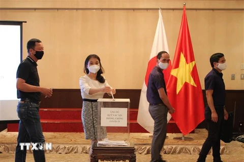 Kiều bào Việt Nam tại Nhật Bản quyên góp ủng hộ cho Quỹ vaccine phòng chống dịch COVID-19 của Việt Nam. (Ảnh: Đào Thanh Tùng/TTXVN)