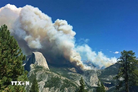 Khói bốc lên từ đám cháy rừng tại Công viên quốc gia Yosemite, California, Mỹ, ngày 10/9/2014. (Ảnh: AFP/ TTXVN)